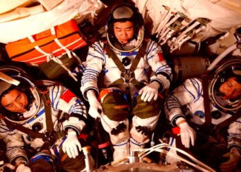 Chinese Astronauts Alarmed After Finding Cracks In Their Spacecraft’s Window