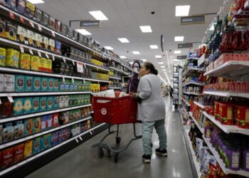 ‘Anxious’ shoppers keep scaling back and hunting for deals, retailers say