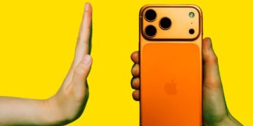 The Economy Is Sputtering as People Keep Using Their Old Phones That Work Fine