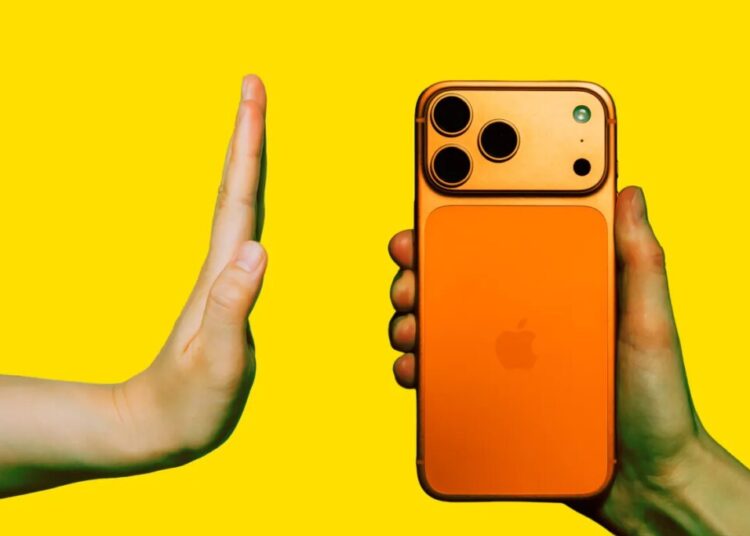 The Economy Is Sputtering as People Keep Using Their Old Phones That Work Fine