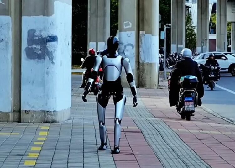 Robot Walks for Three Days Straight, Hotswapping Its Battery Over and Over in New World Record