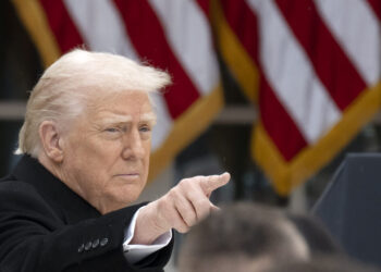 Trump says airlines should consider Venezuelan airspace closed