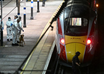 2 Arrested in Britain After Stabbing on Train