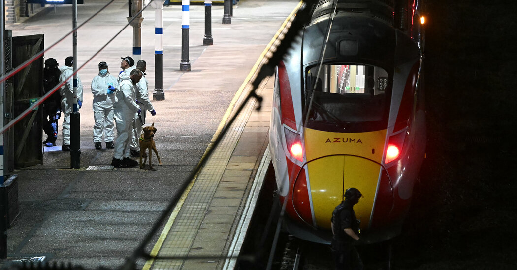 2 Arrested in Britain After Stabbing on Train
