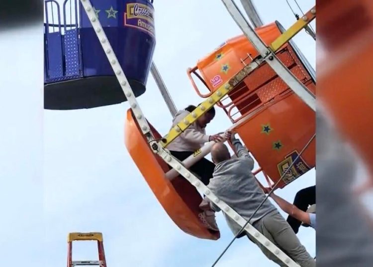 2 girls hospitalized after being thrown from Ferris wheel in Louisiana