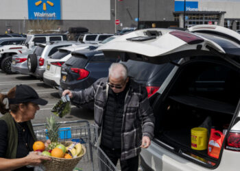 Walmart Sales Rise as Consumers Look for Savings