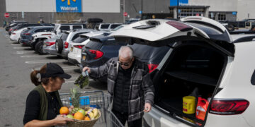 Walmart Sales Rise as Consumers Look for Savings