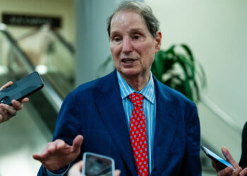 Wyden Presses for Investigation Into JPMorgan Chase and Epstein