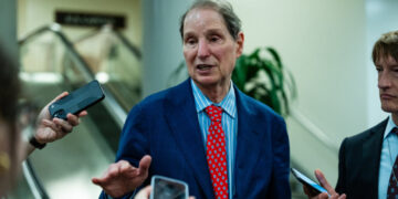Wyden Presses for Investigation Into JPMorgan Chase and Epstein