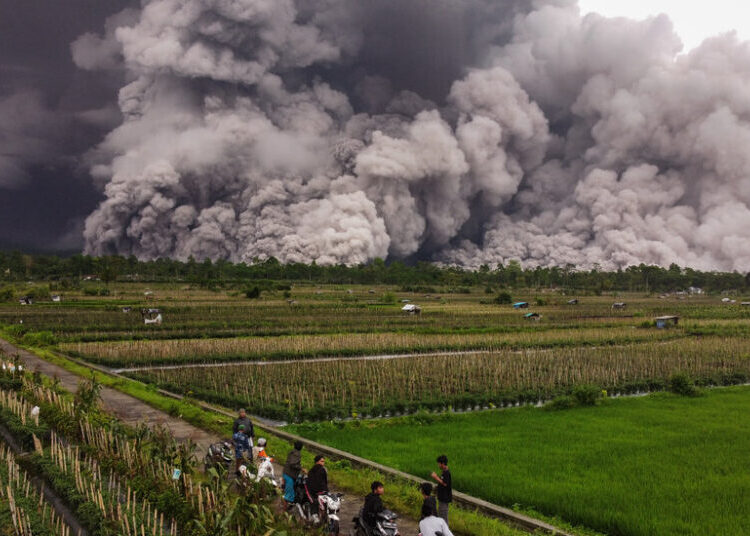 Indonesia’s Mount Semeru Erupts and Rains Ash on Villages