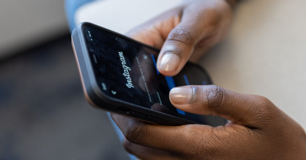 Study Finds Mental Health Benefit to One-Week Social Media Break