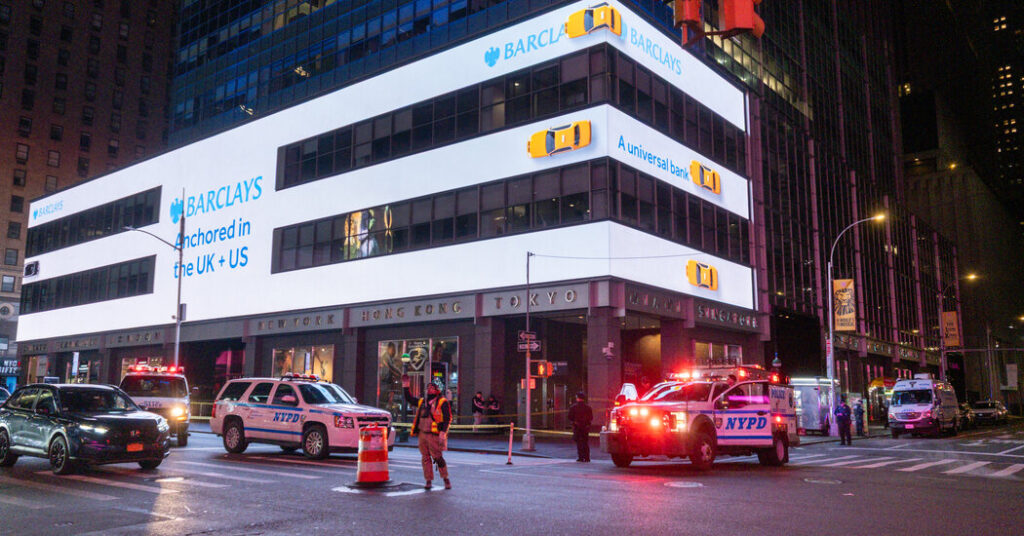Man Is Killed in Early Morning Stabbing Near Times Square