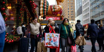 Shoppers, Drawn by Steep Discounts, Power Through Black Friday