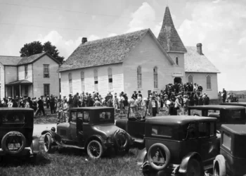 Vintage photos show what life was like in America’s small towns a century ago