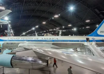 I toured the Air Force One plane that carried 8 presidents and brought home JFK’s body from Dallas. See inside.