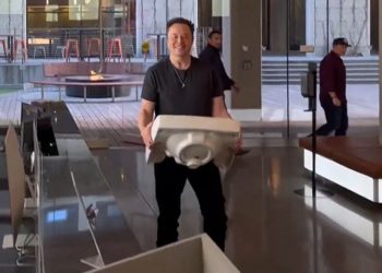 Elon Musk comes clean about the sink in his viral Twitter takeover pic