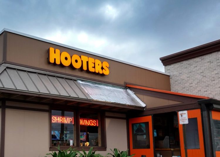 Hooters is getting a ‘re-Hooterization’ as its founders retake control of the restaurant chain