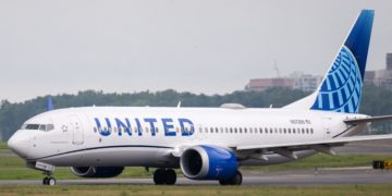 A United Airlines bomb threat caused a ground stop at Reagan Airport