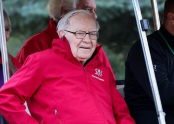 Warren Buffett says rules requiring CEO-to-employee pay comparison backfired