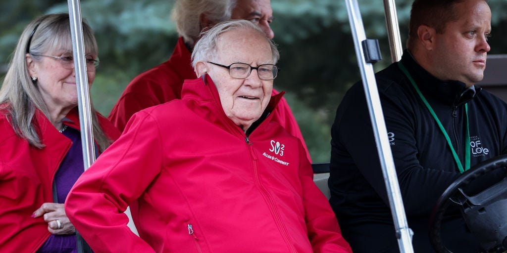Warren Buffett says rules requiring CEO-to-employee pay comparison backfired