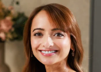 Gut health is the secret to glowing skin, says a pharmacist in her 40s with a Ph.D in skincare. Follow her 3 simple diet tips.