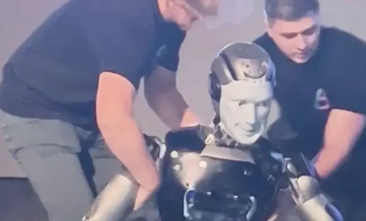 One of Russia’s first humanoid robots face-planted during its public debut