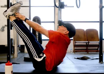 79-year-old competitive powerlifter shares his 15-minute core morning workout routine for fitness and longevity