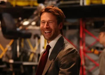 Glen Powell invited a special guest to his ‘SNL’ hosting debut: his UPS driver