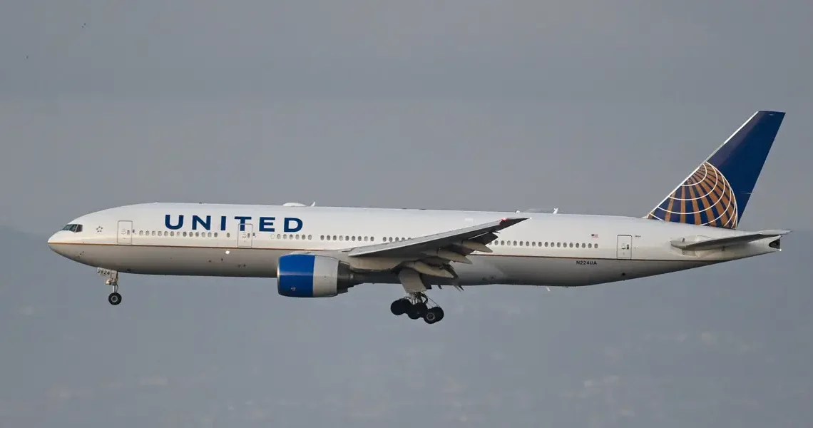 A United flight from San Francisco to Hong Kong had to turn back after a burning smell filled the cabin