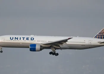 A United flight from San Francisco to Hong Kong had to turn back after a burning smell filled the cabin