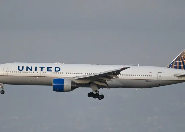A United flight from San Francisco to Hong Kong had to turn back after a burning smell filled the cabin
