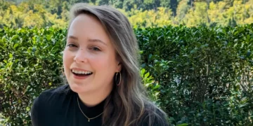 I’m a single mom who didn’t finish college. I struggled to land a job, but I now make 6 figures and have no regrets.