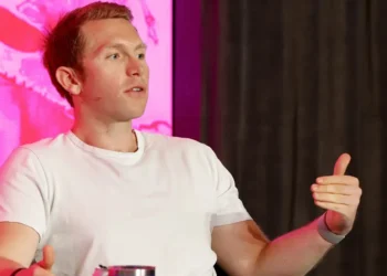 A 29-year-old VC founder cold-emailed Marc Benioff 53 times to get his attention. It worked.