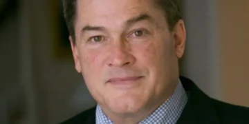 Veteran investor Tom Russo says resilience is key to success, and credit-card debt and gambling can hold people back