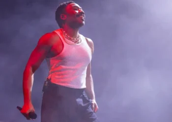 Donald Glover said he had a stroke last year, and joked he copied Jamie Foxx. Here’s the symptom they shared.