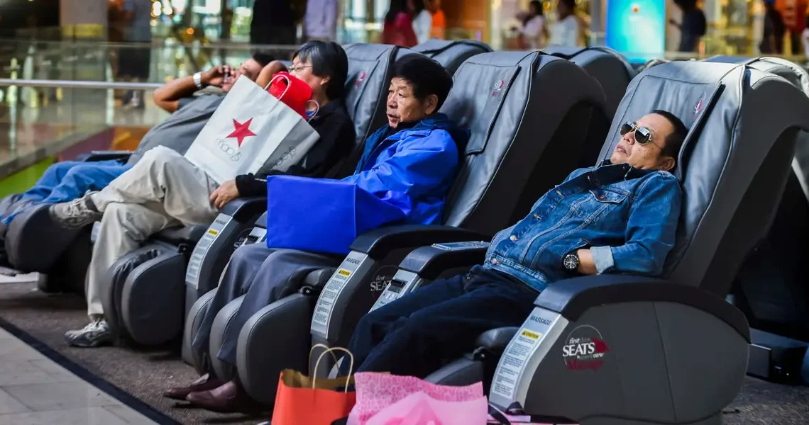 Gen Z and boomer shoppers are upping their holiday spending budgets despite a tough economy