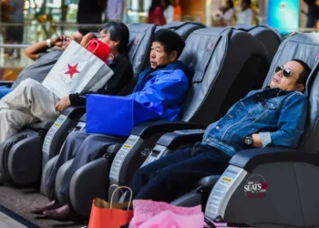 Gen Z and boomer shoppers are upping their holiday spending budgets despite a tough economy