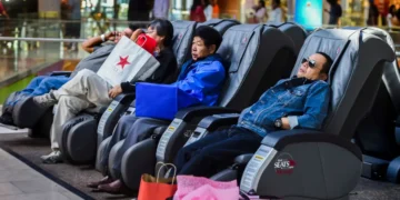 Gen Z and boomer shoppers are upping their holiday spending budgets despite a tough economy