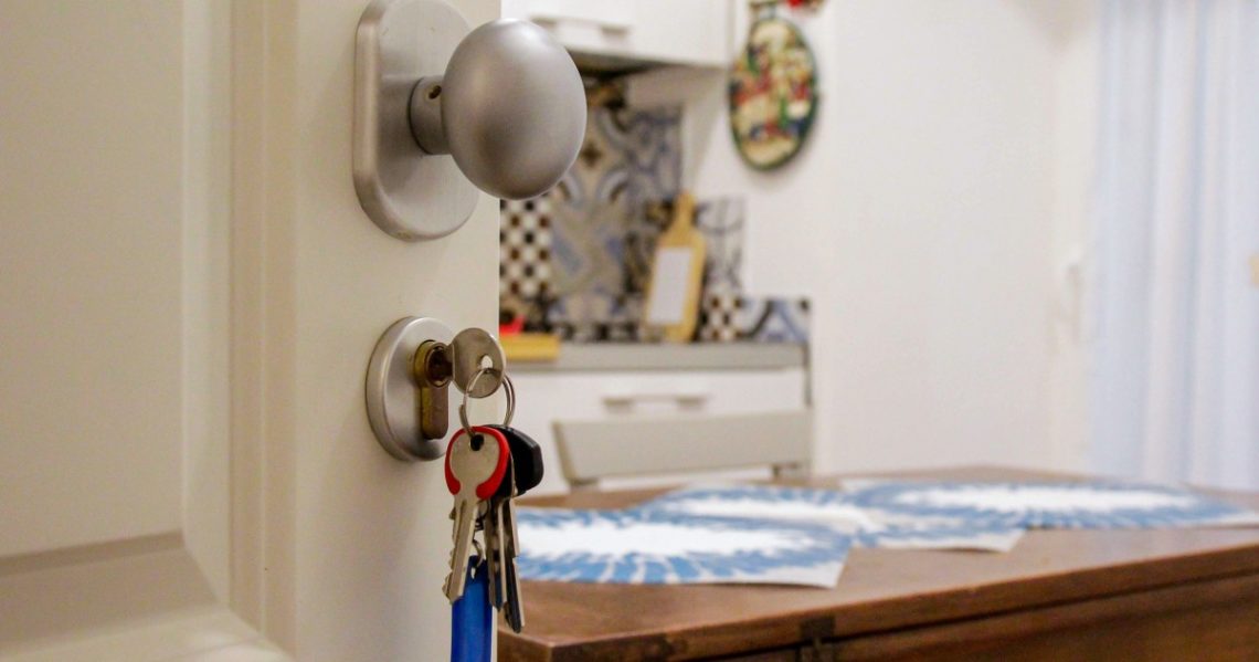 Apartment rental scammers use real listings, impersonate agents