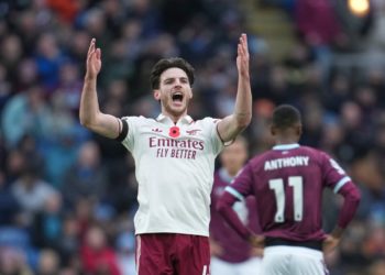 Arsenal wins again to extend lead in the Premier League and Man United salvages late draw