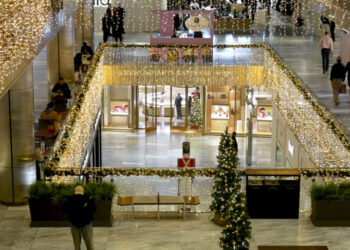 Shoppers’ Holiday Spending Could Help Keep the Economy Humming