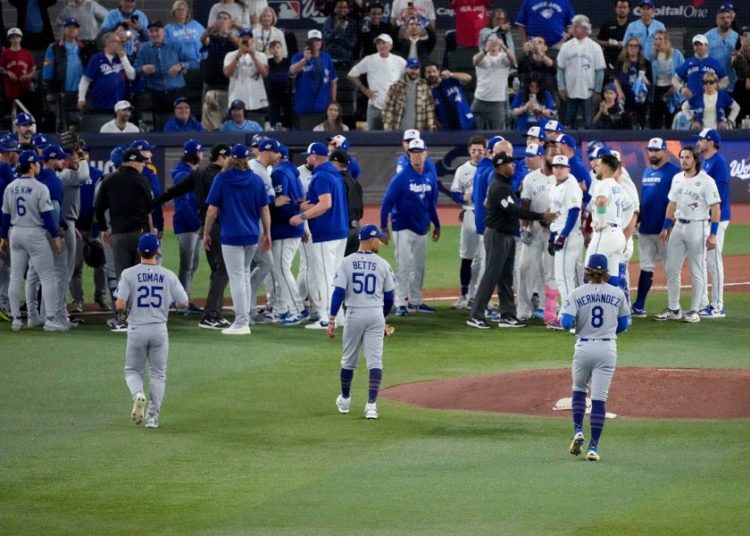 Benches clear at Game 7 of World Series
