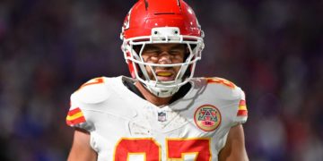 Chiefs’ Travis Kelce gets drilled by Bills defender, jaws at fans walking to locker room