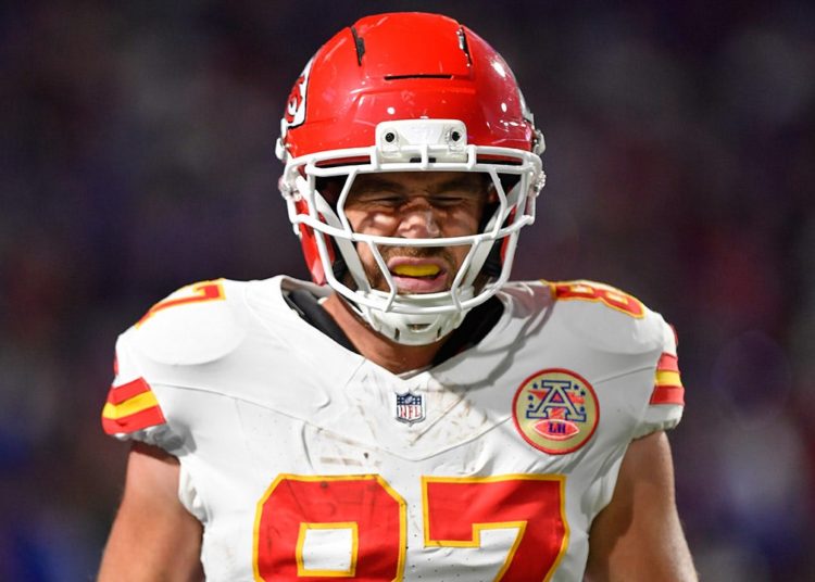 Chiefs’ Travis Kelce gets drilled by Bills defender, jaws at fans walking to locker room