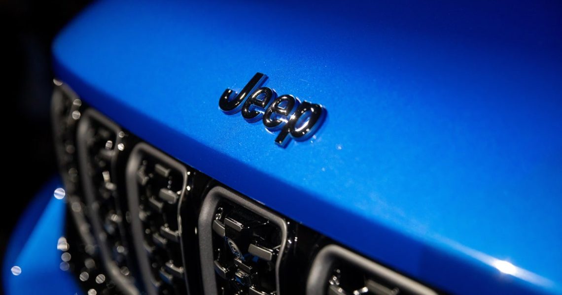 Chrysler recalls 320,000 SUVs, telling owners to park outside over fire risk