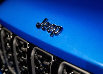 Chrysler recalls 320,000 SUVs, telling owners to park outside over fire risk