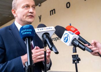 Commission weighs appeasing Parliament on budget