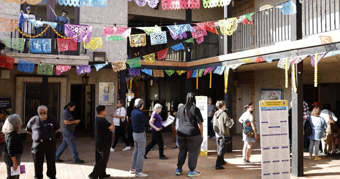 Contributor: I’m a young Latino voter. Neither party has figured us out