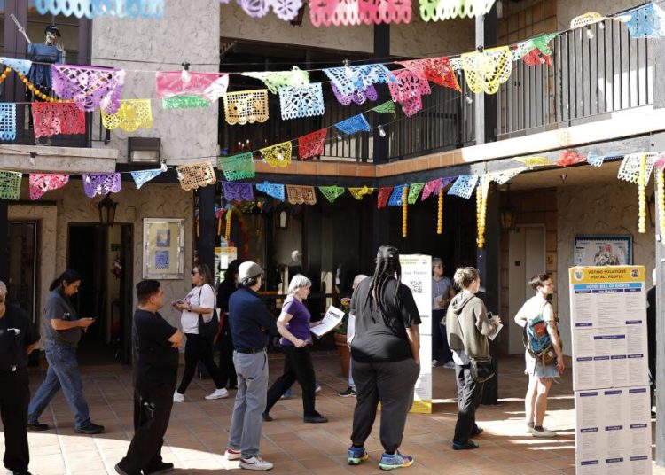 Contributor: I’m a young Latino voter. Neither party has figured us out