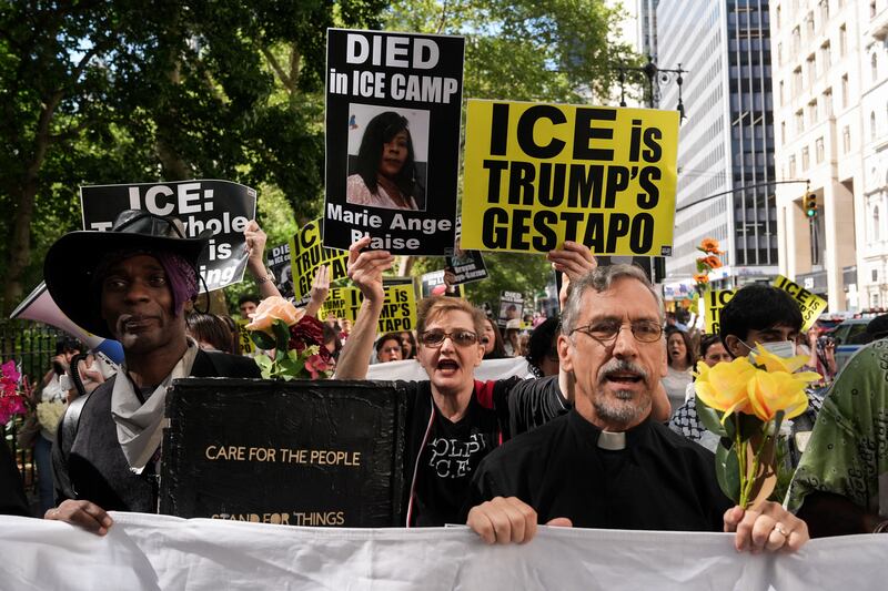 Protesters march to 26 Federal Plaza during a demonstration against ICE in New York City, U.S., August 8, 2025. REUTERS/Adam Gray